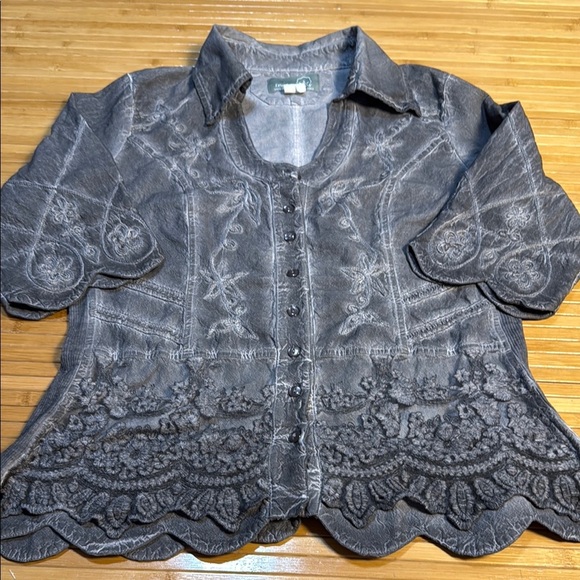 Beautiful 💯 Cotton Gray Lace Button-Up Blouse With Lace Detail - Picture 1 of 11